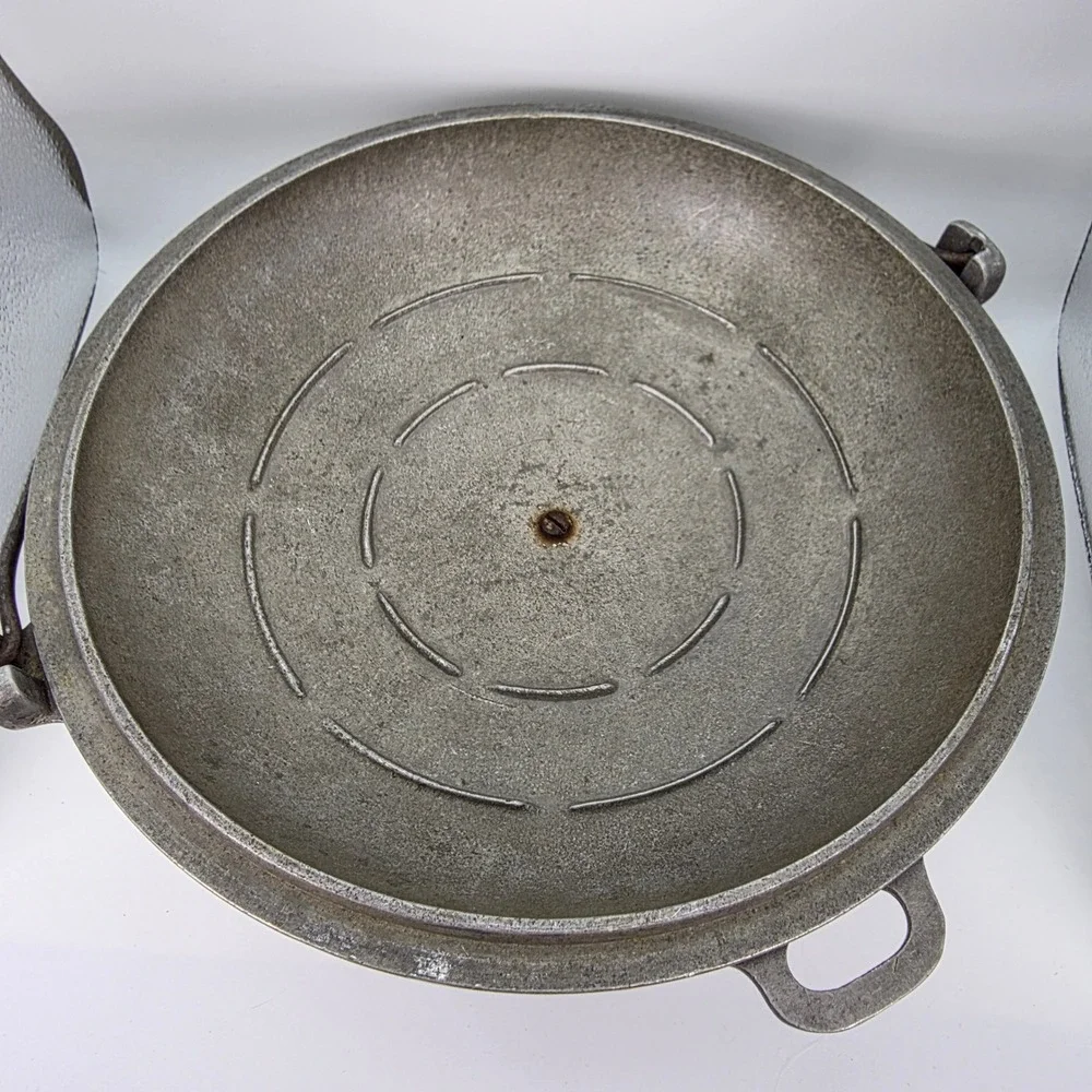 Montgomery Ward Dutch Oven Unisex Large Silver Cast Aluminum Bail Handle Vintage